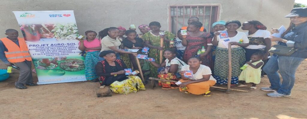 Photo de groupe des bénéficiaires du projet Agro-Sol avec l'équipe de l'ADRAF