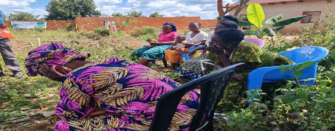 Bénéficiaires du projet Agro-Sol assises dans un champ pendant une séance de formation à Mukoma